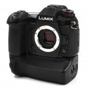 Panasonic Lumix G90 med originalt batterigreb.