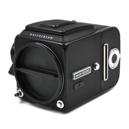 Hasselblad 500C/M hus med A12 filmmagasin og waist level finder